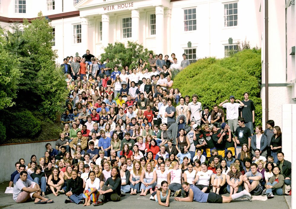 2004 Group portrait of Weir House residents
