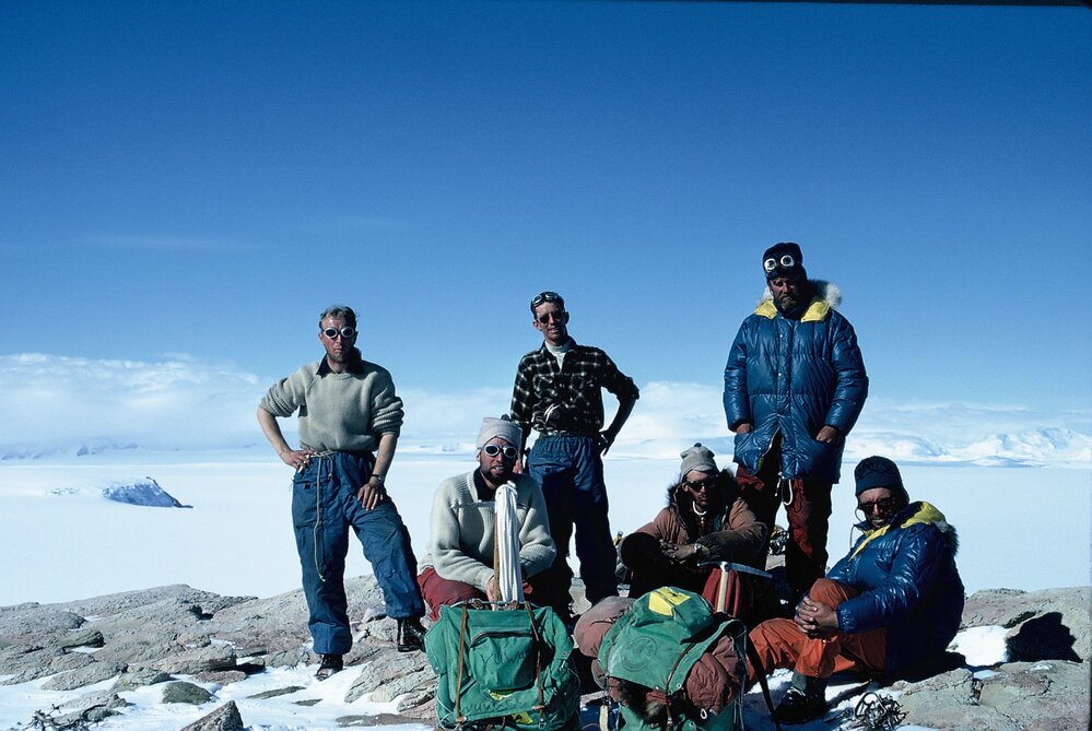 Time-out on the Aztec siltstone &ndash; Skelton Neve area. From left to right: Peter Webb, Barry Kohn, Barrie McKelvey, Mike Gorton, Carlo Mauri and Alessio Ollier