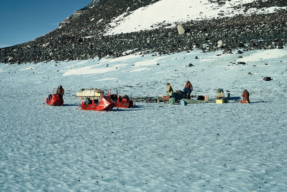 Setting-up camp on ice of Skelton Glacier &ndash; Boomerang Range