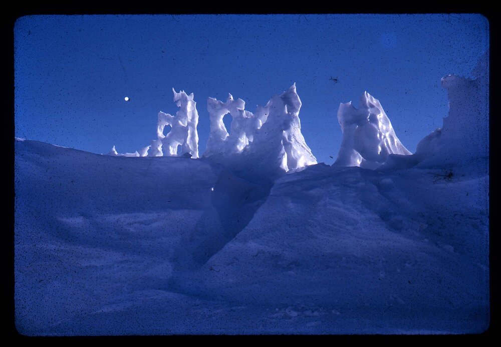 Ice statuettes in the pressure ridges