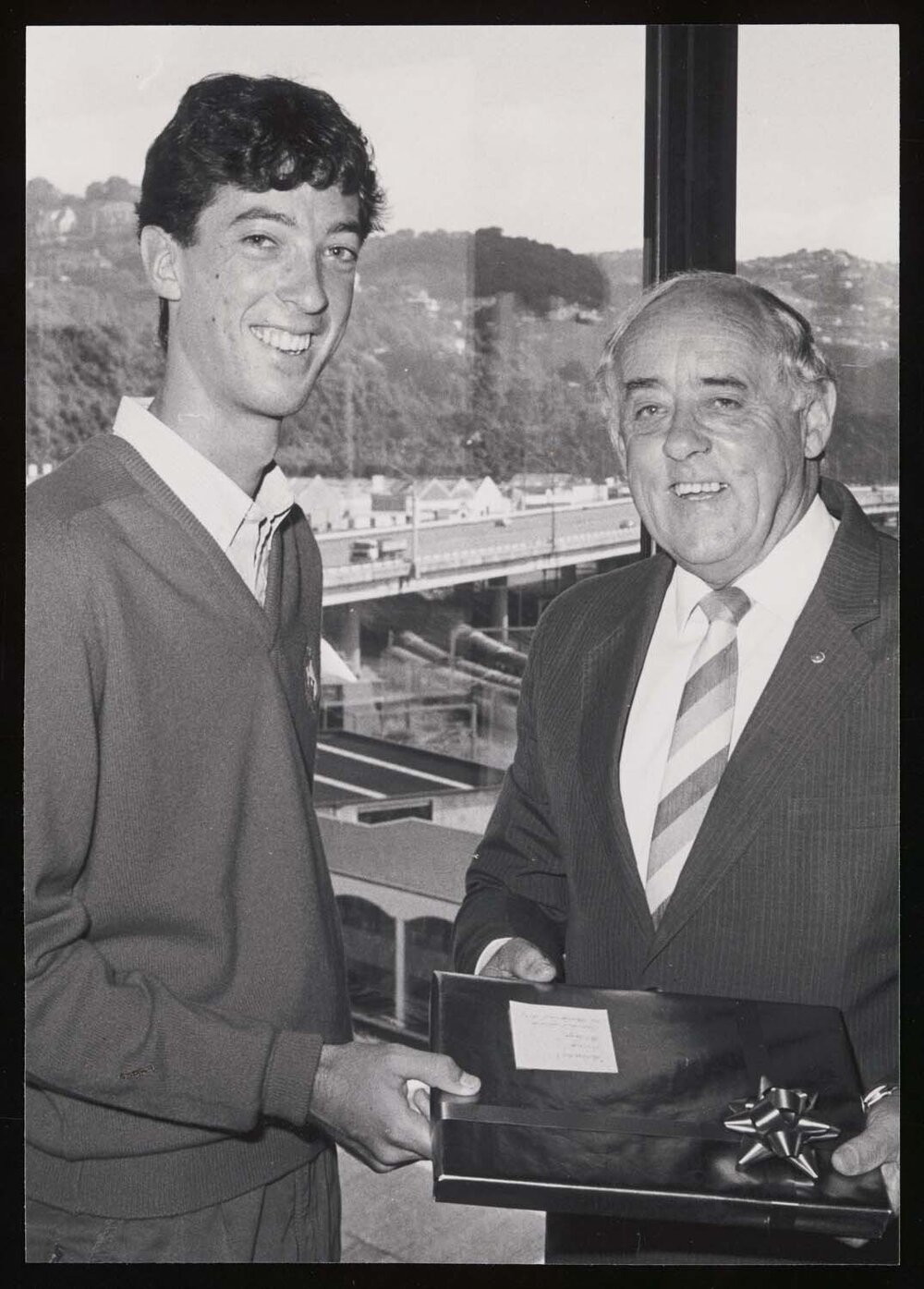 Student John Koning and Australian High Commissioner Les Johnson (1)