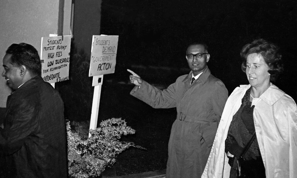 Members of public arriving at Victoria University of Wellington for night meeting&nbsp;