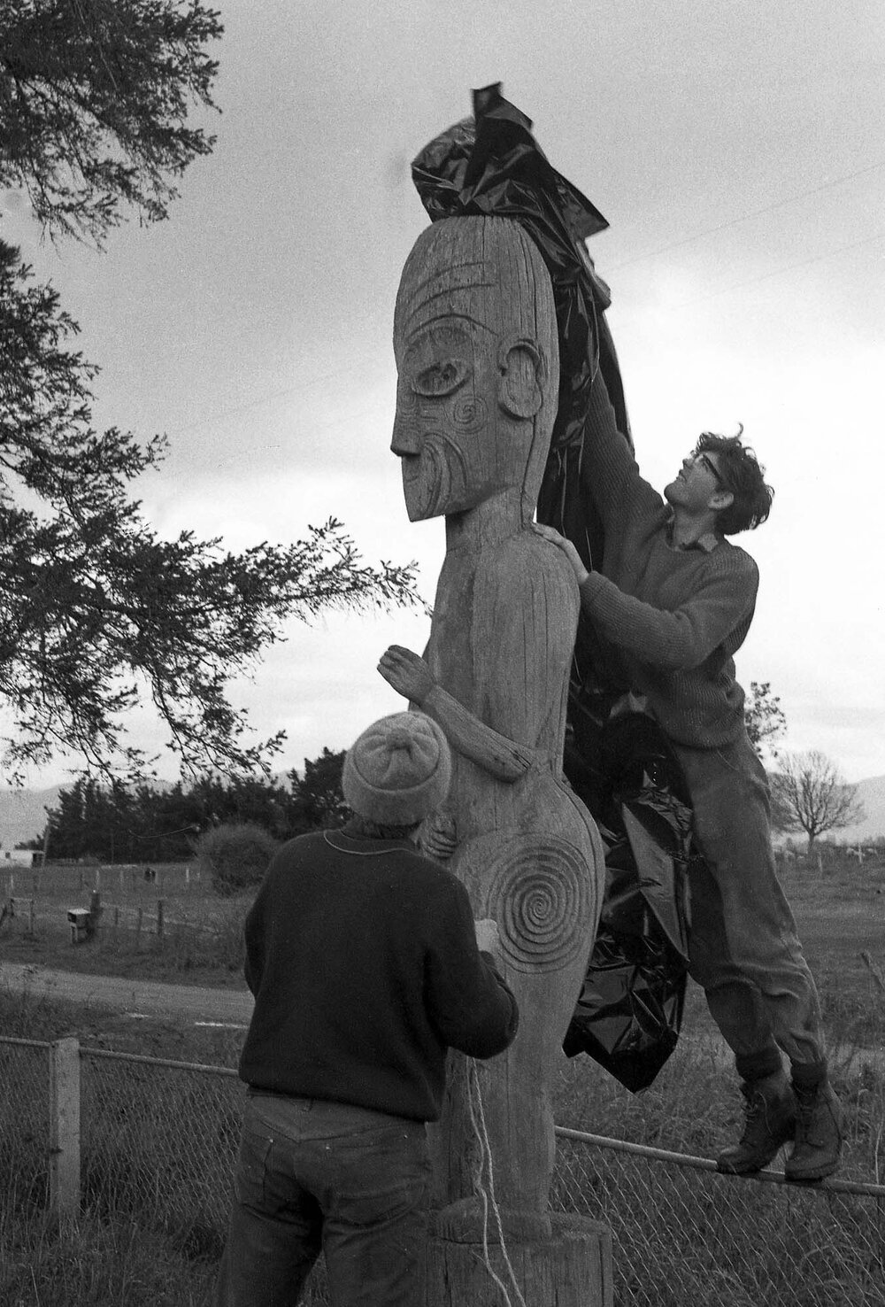 Students covering Tekoteko at Pāpāwai marae