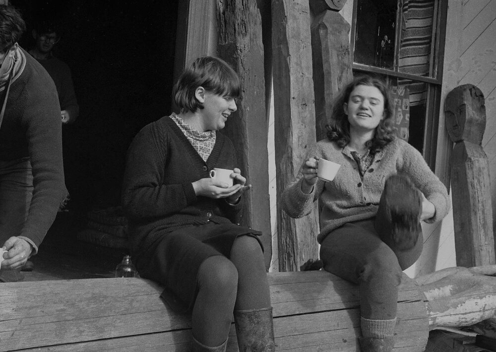Students on a tea break at Pāpāwai marae