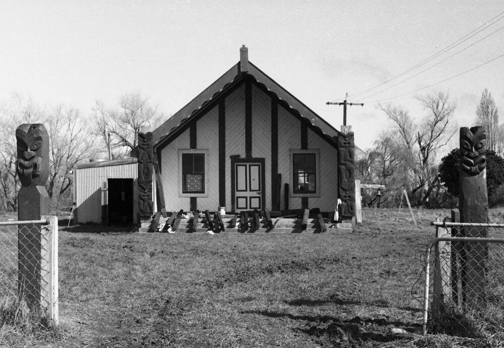 Pāpāwai marae waharoa