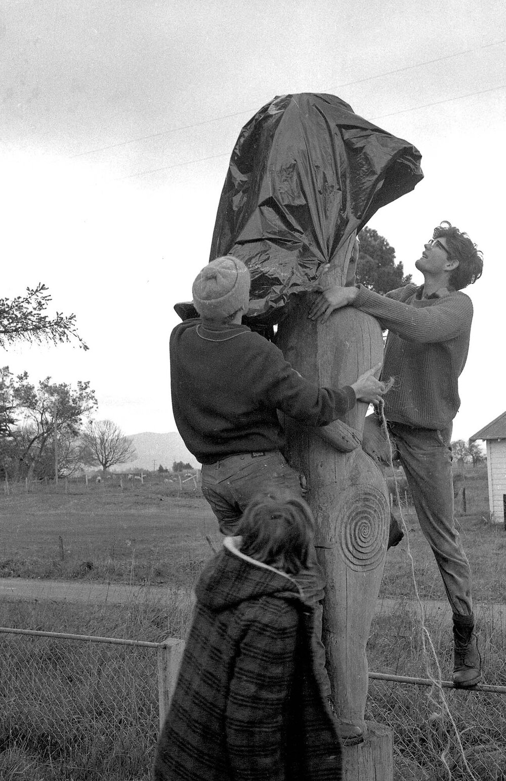 Students covering a tekoteko at Pāpāwai marae