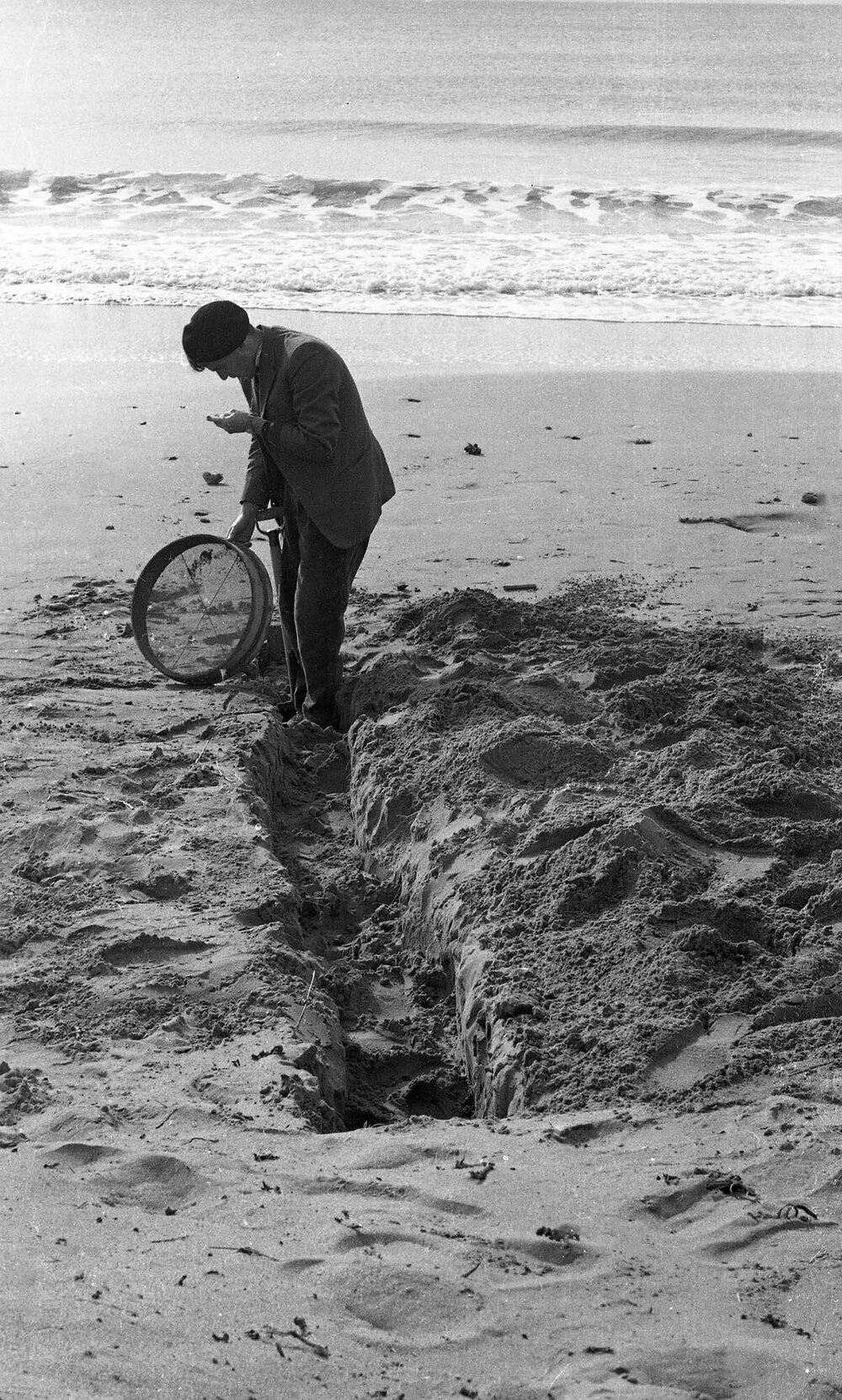 Graeme Wallis digging trench at Castlepoint