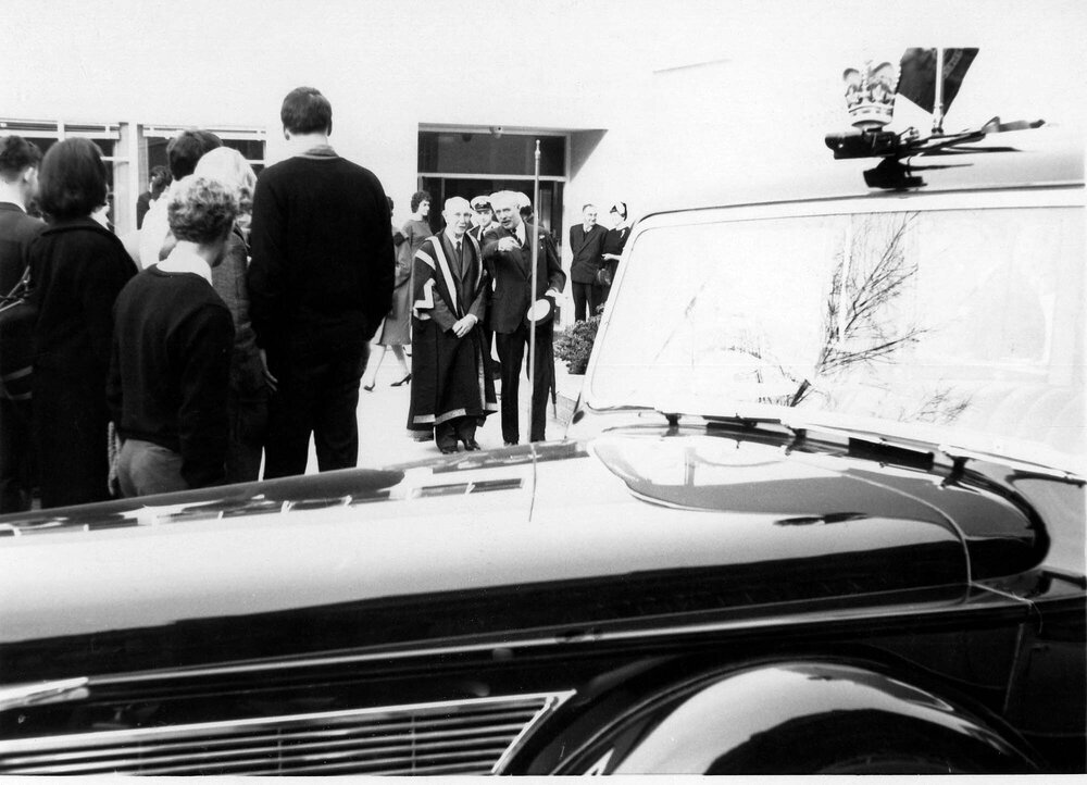 Governor General returns to car from Victoria University visit 