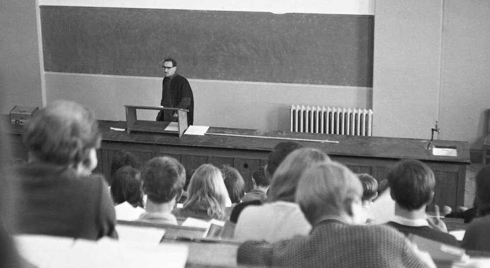 James Ritchie giving a psychology lecture