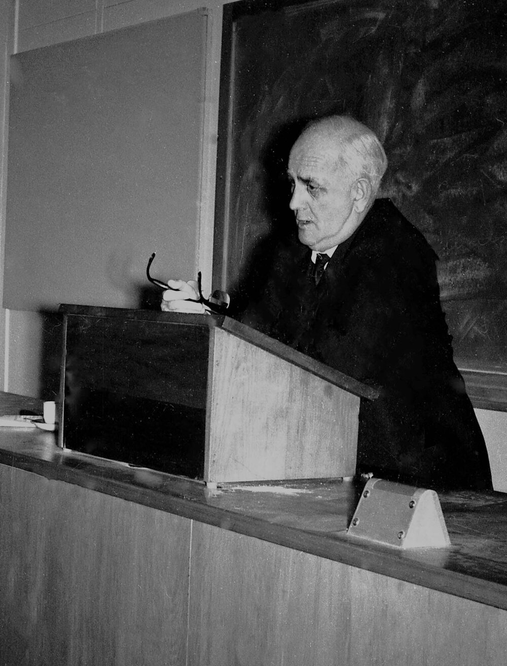 Ralph Hanan delivers a lecture