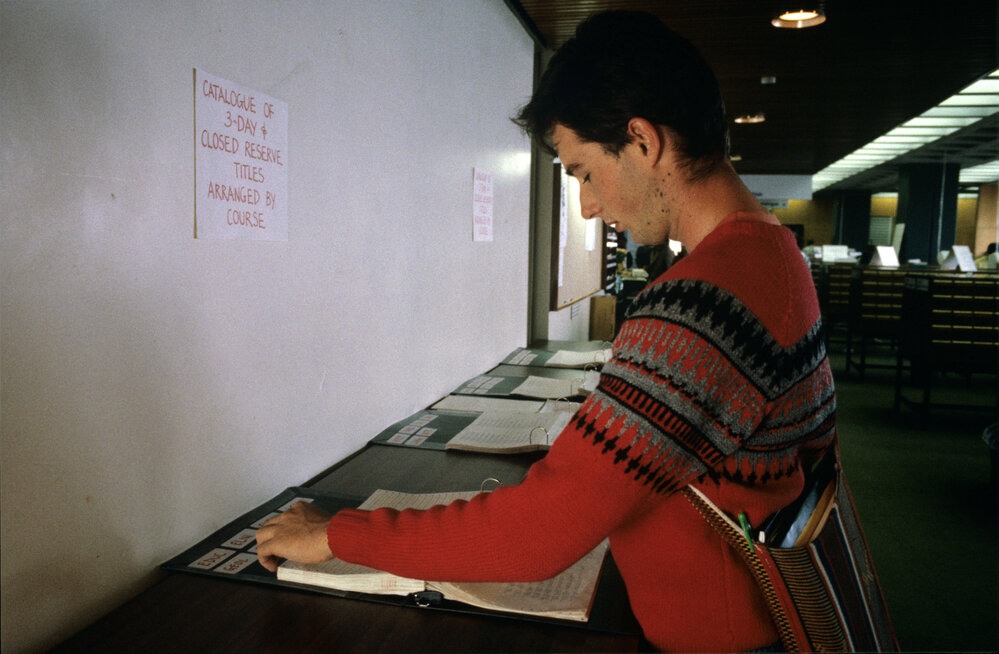 Slide 21 Student at catalogue of 3-Day &amp; Closed Reserve titles