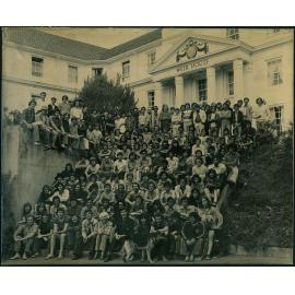 1976 Group portrait of Weir House residents