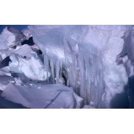 Icicles in the pressure ridges