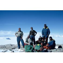 Time-out on the Aztec siltstone – Skelton Neve area. From left to right: Peter Webb, Barry Kohn, Barrie McKelvey, Mike Gorton, Carlo Mauri and Alessio Ollier