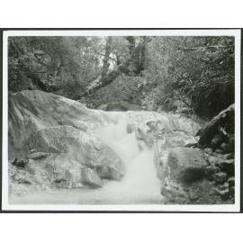 One of the many small waterfalls on the track to Silica Springs