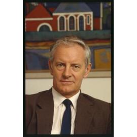 Vice-Chancellor Prof. Leslie Holborow (b)