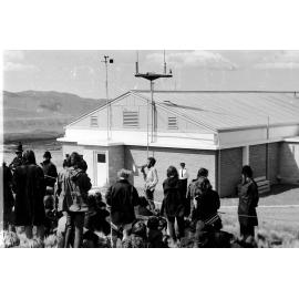 Owen Wilkes speaks on megaphone to demonstrators in front of the Ōtehīwai Mt John observatory