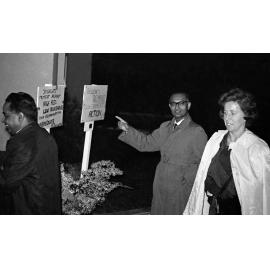 Members of public arriving at Victoria University of Wellington for night meeting 