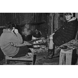 Students cooking at Pāpāwai marae