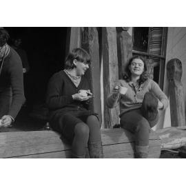 Students on a tea break at Pāpāwai marae