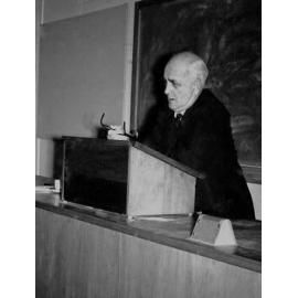 Ralph Hanan delivers a lecture