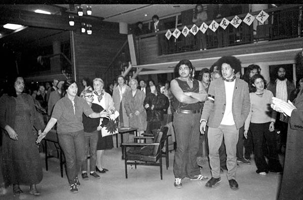 Ngā Tamatoa and Te Reo Māori Society welcoming a Chinese tourist party. Photo by Keith Stewart.
