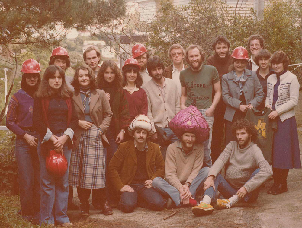 Class of 1977 outside School of Architecture, 91 Kelburn Parade.
